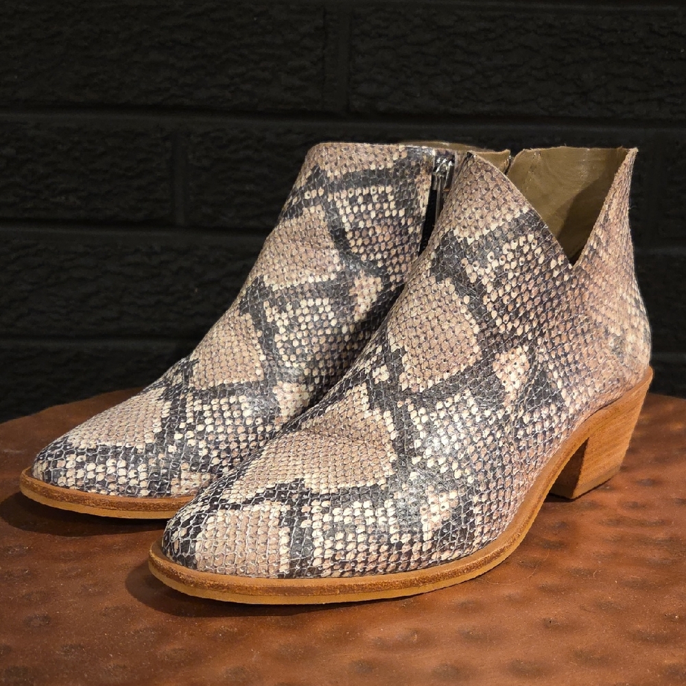Vince Camuto Leather Boots EUC.  Snake Pattern Size 7.5